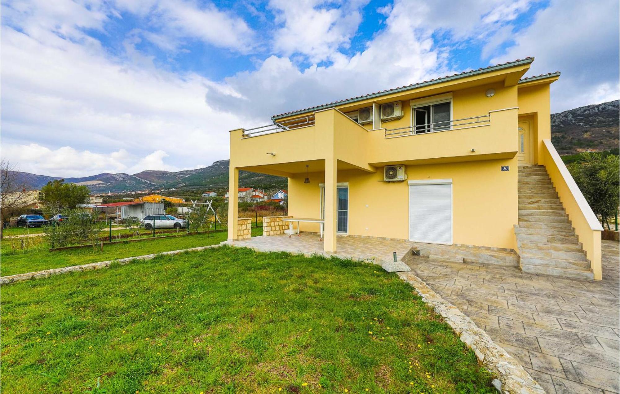 Lovely Apartment In Kastel Luksic With Kitchen Kaštela Exteriör bild